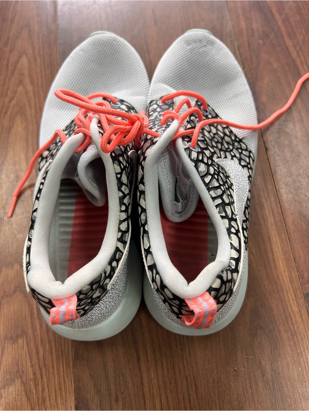 Nike Kids Sneakers in Light Gray with Coral Accents